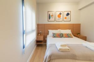 a bedroom with a bed with two towels on it at BHomy Perdizes Ideal para 4 hóspedes DH306 in Sao Paulo