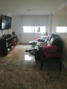 salon z kanapą i telewizorem w obiekcie habitacion amoblada con baño w mieście Bucaramanga