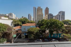 Blick auf eine Stadt mit hohen Gebäuden und Autos in der Unterkunft BHomy Perdizes Novo e perfeito para 4 DH302 in São Paulo