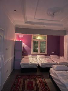 Ένα ή περισσότερα κρεβάτια σε δωμάτιο στο شقق 5د من الحرم النبوي Apartments 5mins near Masjid Nabawi