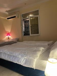 Ένα ή περισσότερα κρεβάτια σε δωμάτιο στο شقق 5د من الحرم النبوي Apartments 5mins near Masjid Nabawi
