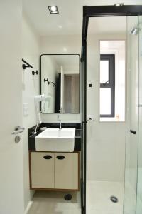 a bathroom with a sink and a mirror at BHomy Perdizes - Piscina com vista de Sampa VA410 in Sao Paulo