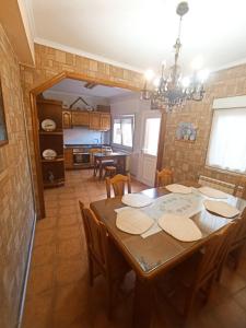 a kitchen and dining room with a table and chairs at Casa Jesús in Muxia