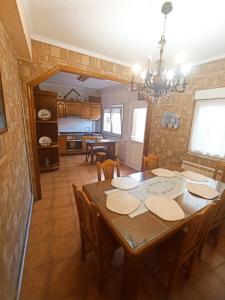 cocina y comedor con mesa y sillas en Casa Jesús, en Muxía