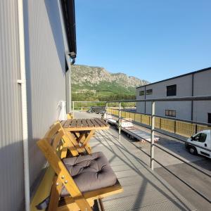 een houten bank op het balkon van een gebouw bij Apartment Štucin in Vipava