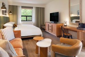 スプリングデールにあるラ キンタ イン ＆ スイーツ アット ザイオン パーク スプリングデールのベッドとテレビ付きのホテルルーム