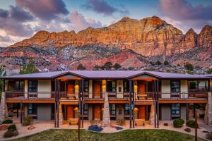 edifício de aomínio com uma montanha ao fundo em The Lodge at Zion Country em Springdale