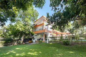 una casa con césped delante en Costa Rica Mango Villa, en Coyolar