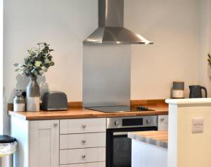 a kitchen with a stove top oven in a kitchen at *Penthouse Luxury Apartment 2min to City in Carlisle