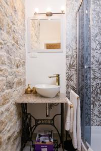 W łazience znajduje się umywalka i lustro. w obiekcie Sobe Bartul Trogir w Trogirze