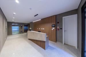 een lobby met een receptie in een gebouw bij BHomy Pinheiros - 700m do metrô F Lima RIZ216 in Sao Paulo