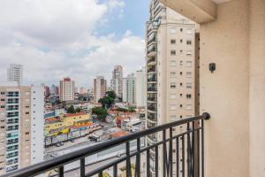 balkon z widokiem na miasto w obiekcie BHomy Anhembi Excelente localização AB132A w São Paulo