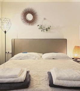 1 dormitorio con 1 cama grande y 2 toallas. en Liakada Guest House en Loútsa