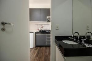 eine Küche mit einer Spüle und einer Arbeitsplatte in der Unterkunft BHomy Perdizes Vista do Allianz Parque TS808 in São Paulo