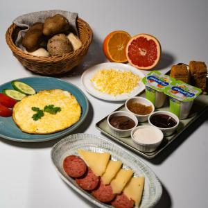 Options de petit-déjeuner proposées aux clients de l'établissement LE CHALET MONT HOTEL AND RESTAURANT