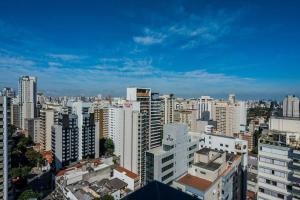 uma vista para uma grande cidade com edifícios altos em BHomy Jardins Para chamar de seu MD21 em São Paulo