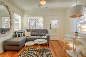 Vintage Tiny House CUTE 1BDRM Big Appeal的休息区