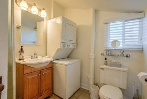 Vintage Tiny House CUTE 1BDRM Big Appeal的一间浴室