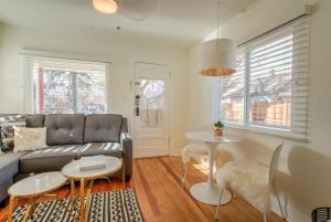 Vintage Tiny House CUTE 1BDRM Big Appeal的休息区