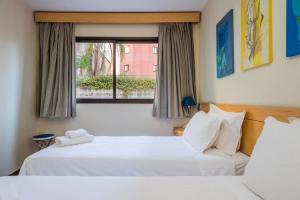 En eller flere senge i et værelse på BHomy Rpl + 17 billeder