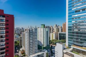 z góry widok na miasto z wysokimi budynkami w obiekcie BHomy Bela Vista Próximo Sírio Libanês RPL308 w São Paulo
