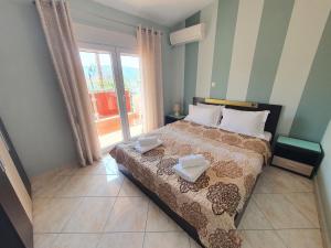 a bedroom with a bed with two towels on it at Callistemon Loft Apartment in Potos