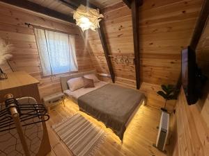 毛茛的住宿－PeaksView Chalets，木制客房内的一间卧室,配有一张床