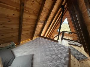 PeaksView Chalets客房内的一张或多张床位