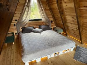 扎布利亚克PeaksView Chalets的小屋内床的顶部景致