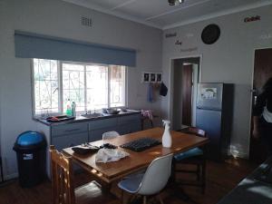 een keuken met een houten tafel en een keuken met een bureau bij Uitzight in Beaufort West