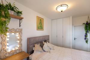 um quarto com uma cama com um espelho na parede em Apartment Rio y mar em Podstrana