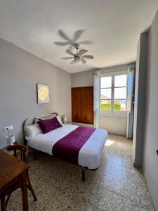 una camera con letto e ventilatore a soffitto di Vitalba Apartments a Lanjarón