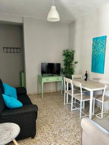 un soggiorno con divano e tavolo di Vitalba Apartments a Lanjarón
