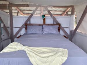 uma cama num quarto numa tenda em Casa Azulverde Palomino - Breakfast Inclusive em Palomino