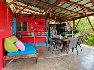 een keuken en eetkamer met een tafel en stoelen bij Casa Azulverde Palomino - Breakfast Inclusive in Palomino