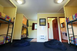 Letto o letti in una camera di Chateau Backpackers & Motels