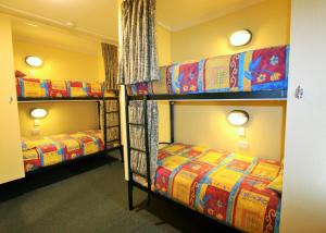 Letto o letti in una camera di Chateau Backpackers & Motels