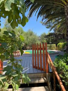 a wooden bench sitting in front of a pool at Posada Al Río in Isla de Maipo