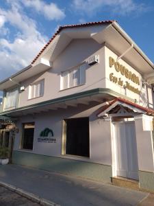 a building with the front of a pool club at Pousada Eco Da Montanha in Passa Quatro