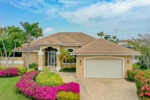 マルコ・アイランドにあるThe Seahorse House I Wide Views on Tip Lot Minutes from the Gulfの花の咲くガレージのある家