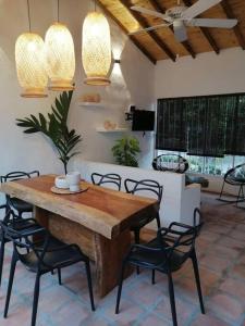 comedor con mesa de madera y sillas en Casa de las Palmas, en Honda