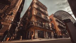パレルモにあるCITRUS LUXURY APARTMENT - holiday apartment with up to 3 bedrooms in palermo centerの女が建物の前に立っている