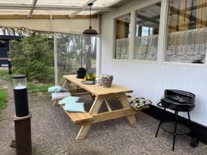 Φωτογραφία από το άλμπουμ του Ruime Chalet i/h bos met grote tuin en zwembad σε Enschede