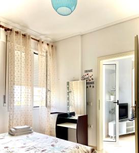 una camera da letto con scrivania, sedia e specchio di Dream Home a Vlorë