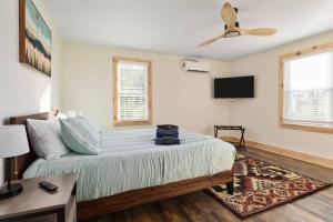 Postel nebo postele na pokoji v ubytování Pondview 4BR Cabin-Walk to Caverns, Hot Tub, Wi-Fi