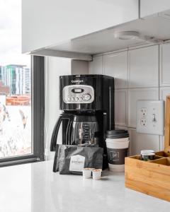uma máquina de café sentada em cima de um balcão de cozinha em Convenient DT location with 98 Walk Score em Cincinnati