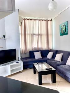 un soggiorno con divano blu e tavolino da caffè di Dream Home a Vlorë