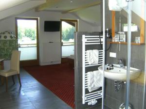 bagno con lavandino e lavandino di Haus Hirschpoint a Faistenau