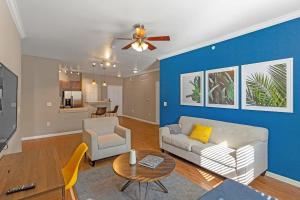 een woonkamer met een bank en een tafel bij Trendy Place to Stay in Downtown next to Convention Center in Dallas
