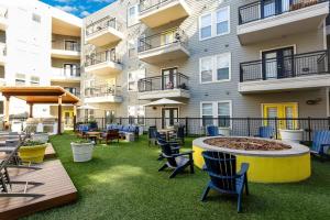 a patio with chairs and a fountain in front of a building at Charming 1BD in Trendy West End Neighborhood in Dallas